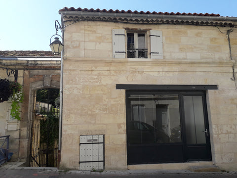 Studio de 25 m² situé au 1er étage de cette maison du 17ème siècle du quartier h Artigues-près-Bordeaux, France Lormont " La maison du lavoir " Entire rental unit vacation rental 25446615