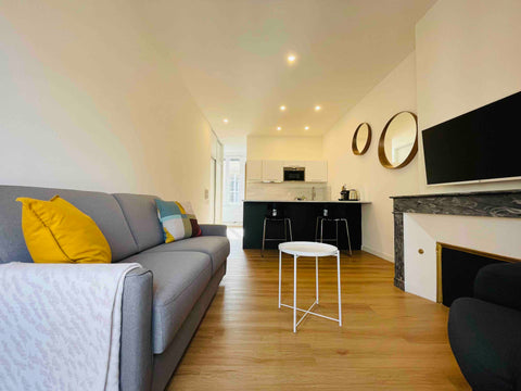 Venez poser vos valises dans ce studio élégant, climatisé et tout équipé rénové  Bordeaux, France 🤍 Studio douillet & rénové au cœur de Bordeaux 🤍 Entire rental unit vacation rental 579412150286175678