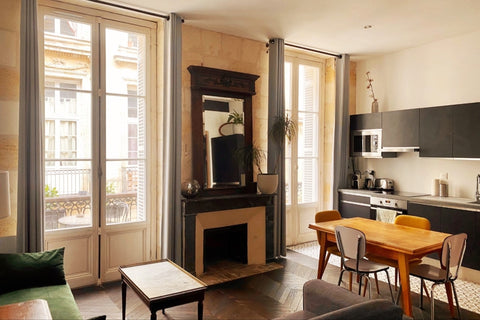 Ranked as « Remarkable heritage » by the city of Bordeaux, this accommodation is Bordeaux, France Appartement centre avec balcon - Fernand Lafargue Entire rental unit vacation rental 545211807949481639