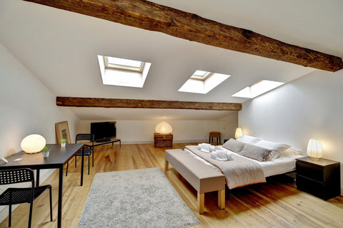 Located on the 3rd floor of a stone building from the 18th century, this lovely  Bordeaux, France L'ANNEXE BORDELAISE en plein cœur de Bordeaux Entire rental unit vacation rental 43813904