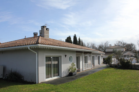 Maison d'architecte, plain pied de 210m2 situé dans un cadre verdoyant.<br />Esp Floirac, France Maison type Louisiane près Bordeaux avec piscine Entire home vacation rental 5428853