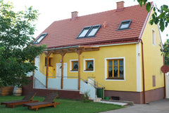 Haltestelle 20m weg,  in 5 Min. bei der U1  in 15 Min. im Zentrum. Flughafen Sch Vienna, Austria Wien,  Erdgeschoss in Haus 6 Pers. pro Tg ab 99  € Entire home vacation rental 22694434