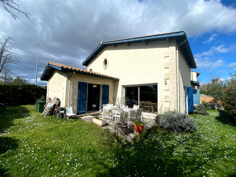 Récemment équipée, la maison est située dans un quartier dynamique, à proximité  Bordeaux, France Maison charmante familiale 4 chambres avec parking Entire home vacation rental 50998525