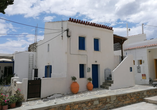 Αυτόνομο σπίτι (studio) στον πρώτο όροφο.Έχει δύο κρεβάτια στον κυρίως χώρο και  Palaio Faliro, Greece 