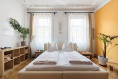 The room is in the apartment where my son lives. It is 25 m² big and has "half-s Vienna, Austria Splendid & Spacious Room in Central Vienna Private room in rental unit vacation rental 18252487