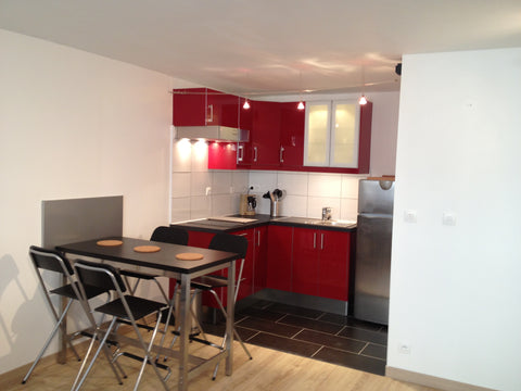 T2 de 45m2 composé d'un grand salon d'environ 35m2 ouvert sur une cuisine équipé Macau, France T2 proche centre au calme Entire rental unit vacation rental 649716357543977692