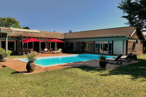 Superbe maison d'architecte en Red Cedar de 250 m² sur un jardin de plus de 1000 Bordeaux, France Villa familiale Red Cedar avec Piscine et Jardin Entire villa vacation rental 25609785