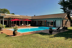 Superbe maison d'architecte en Red Cedar de 250 m² sur un jardin de plus de 1000 Bordeaux, France Villa familiale Red Cedar avec Piscine et Jardin Entire villa vacation rental 25609785