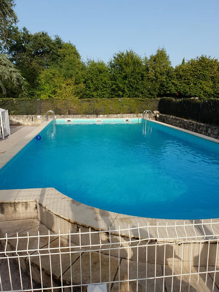 Toutes commodités : Tram, Bus : Bordeaux, Commerces, village, église, marché, oc  Belle résidence-quartier calme-proche Bordeaux Room in bed and breakfast vacation rental 27566047