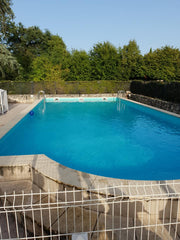 Toutes commodités : Tram, Bus : Bordeaux, Commerces, village, église, marché, oc  Belle résidence-quartier calme-proche Bordeaux Room in bed and breakfast vacation rental 27566047