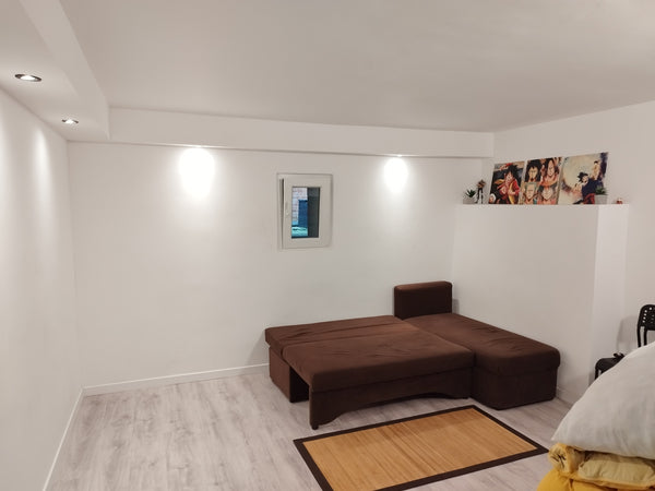 Petit studio avec sa propre salle de bain et toilettes projecteur pour des soiré  Ganshoren superbe petit studio avec salle de bain Private room in rental unit vacation rental 714645329814713744