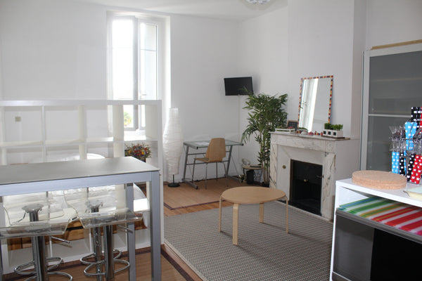 Superbe studio de 35 m² entièrement rénové et meublé dans un bel immeuble Bordel United States Joli appartement - Quartier St Genès Entire rental unit vacation rental 41423828