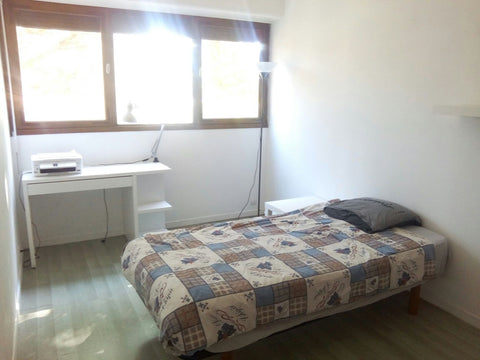 Welcome to my house. I share it with three room mates. We are very quite people. Bordeaux, France Large bedroom 90m² house Private room in rental unit vacation rental 20577862