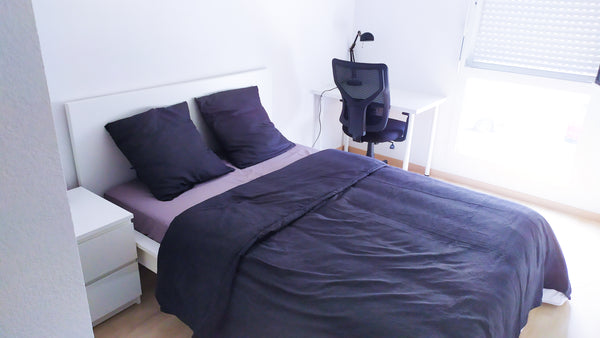 Grande chambre de 11m2 connectée et lumineuse dans un appartement neuf au premie Cenon, France Puit de lumière Bordeaux-Cenon: Chambre ivranaph Private room in condo vacation rental 594562503720109364