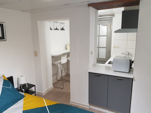 COVID-19: completely disinfected + gel made available. Studio located in a typic Wezembeek-Oppem, Belgium EU district & Center near metro : studio queen bed Entire rental unit vacation rental 41027114
