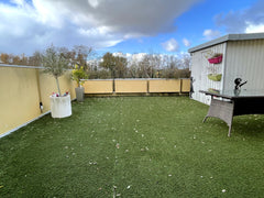 Ce logement sans vis à vis avec vue sur les bois offre un séjour détente pour to Floirac, France Grand appartement avec Terrasse de 40 m2 Entire rental unit vacation rental 53679750