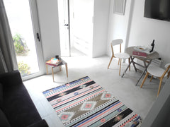 Pour découvrir Bordeaux, posez vos sacs dans ce T1 lumineux, tout prés de la Cit Bordeaux, France Lieu calme et climatisé à 2,5 km du centre ville. Entire rental unit vacation rental 7754587