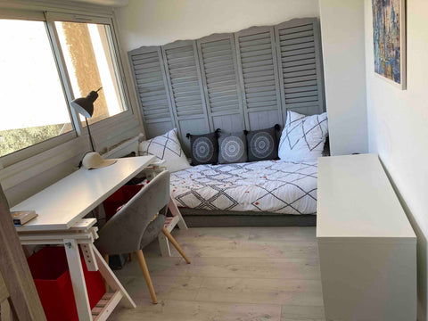 Cette chambre est composée de deux lits simples. L’un dans un espace plutôt étud Pessac, France Chambre F chez l’habitant Private room in condo vacation rental 51923934