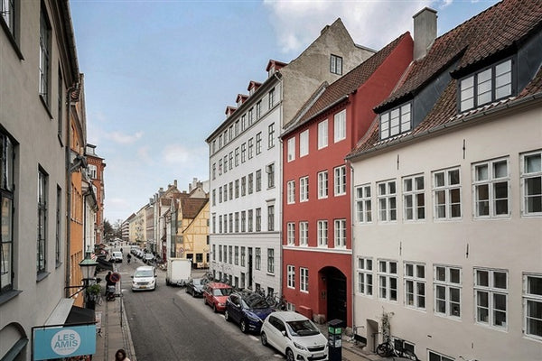 Du har nem adgang til caféer, barer og kulturelle hotspots med denne fine lille  Copenhagen, Denmark Cosy 2 room flat in beautiful old city center Entire condo vacation rental 50950311