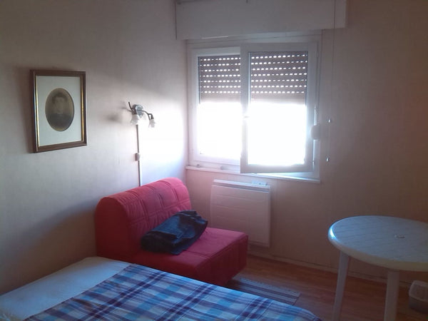 Private room with a single bed , storage and a sink in a large apartment in a gr Bordeaux, France Private room in secure calm res. Private room in rental unit vacation rental 8603673