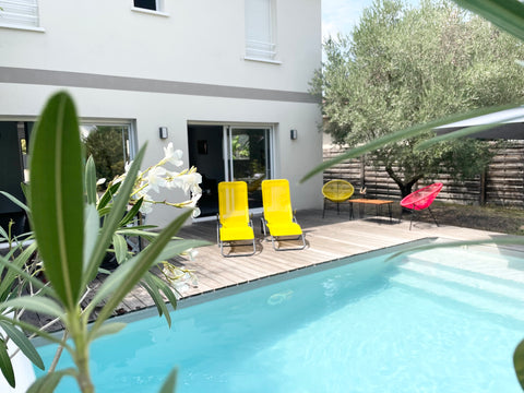 La maison est grande, spacieuse et lumineuse avec une piscine, une terrasse, un  Breuil-Magné, France Villa au porte de Bordeaux/Ocean Entire home vacation rental 47702964