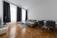 Das Vienna Dream Apartments  bietet Unterkünfte mit kostenfreiem WLAN, 700 m von  Vienna Dream Apartments City Center 2 Bedroom Entire rental unit vacation rental 28179031