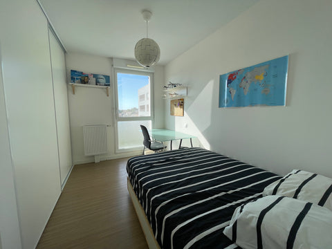 La chambre est dans un appartement situé au 1er étage d’une résidence proche de  Bordeaux, France Floirac: chambre lumineuse proche toute commodité. Private room in rental unit vacation rental 36000509