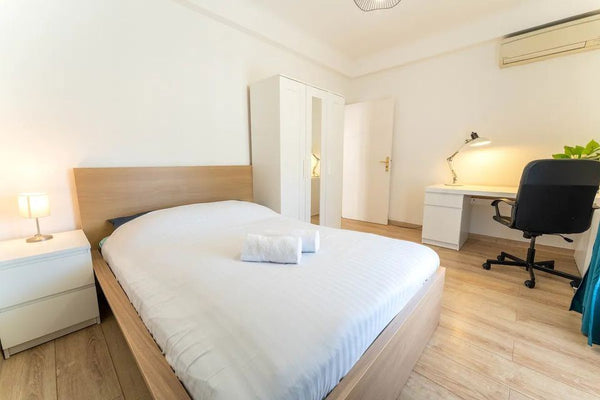 Simplifiez-vous la vie dans ce logement paisible et central avec une vue magnifi  Joli appartement très calme et refait a neuf. Entire rental unit vacation rental 709408747409127062