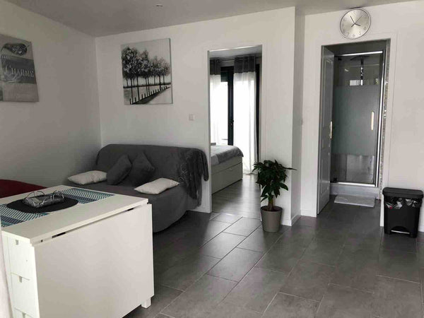 Petit studio indépendant à l’intérieur d’une propriété (prévu pour accueillir de Pessac, France T1 bis indépendant sur Pessac Entire guesthouse vacation rental 24542091