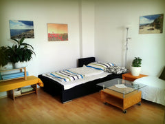 Wohnzimmer mit Balkonblick auf den Wilhelminenberg, der sehr nahe ist und Ausbli Austria Großes helles Zimmer mit Balkonzugang und Aussicht Private room in rental unit vacation rental 14512483