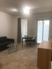 Studio spacieux, calme et très agréable, d’environ 35 m2, en rez de chaussée, cô Bordeaux, France Bel appartement, près du centre ville avec parking Entire rental unit vacation rental 643546106529691565
