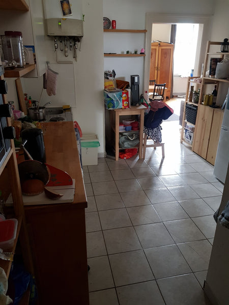 Eine kleine, feine Wohnung mit einem studentischen Charme. Wir haben nicht viele  Zimmer in d. Nähe zweier Parks. 20 min zum Zentrum Private room in rental unit vacation rental 42768667