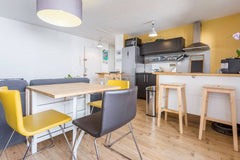 Vous séjournerez dans un bel appartement rénové et charmant dans le centre de Bo Bordeaux, France Bel Appartement équipé plein centre +parking privé Entire rental unit vacation rental 37942155