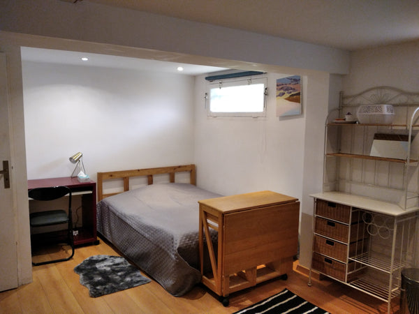 Idéal  pour semaine de travail dans ce logement calme et proche des commerces du Talence, France Studio cuisine près de Forum, entrée indépendante Entire guest suite vacation rental 54193932