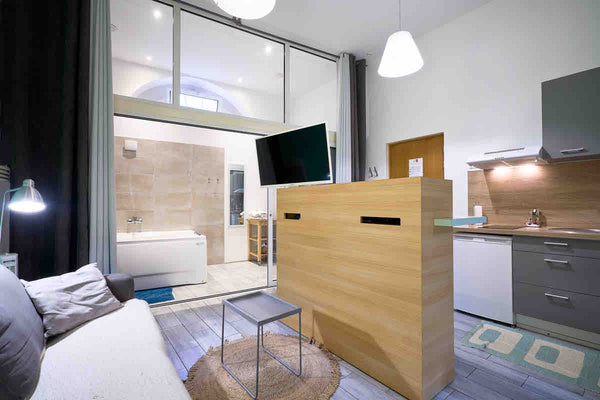 Mon logement est proche des activités adaptées aux familles et des transports en Bordeaux, France Bel appartement cœur des Chartrons Baignoire spa Entire rental unit vacation rental 17502352