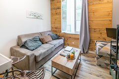 Studio entièrement équipé. <br />A 5 mn du centre ville, proche des quais et des Saint-Laurent-de-la-Prée, France Studio BORDEAUX CHARTRONS idéalement situé Entire rental unit vacation rental 591955534470188932