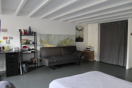 Grande chambre avec bureau et dressing , calme et lumineuse .<br />lit de 160 cm Bordeaux, France Chambre privée aux Capucins Private room in home vacation rental 19325835