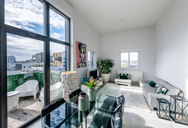 Profitez de votre séjour Bordelais dans un cocon baigné de lumière avec vue pano  Lumineux penthouse dans le quartier des nouveaux chartrons Entire rental unit vacation rental 53166652