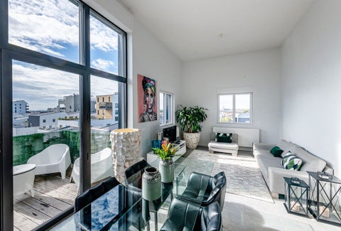 Profitez de votre séjour Bordelais dans un cocon baigné de lumière avec vue pano  Lumineux penthouse dans le quartier des nouveaux chartrons Entire rental unit vacation rental 53166652