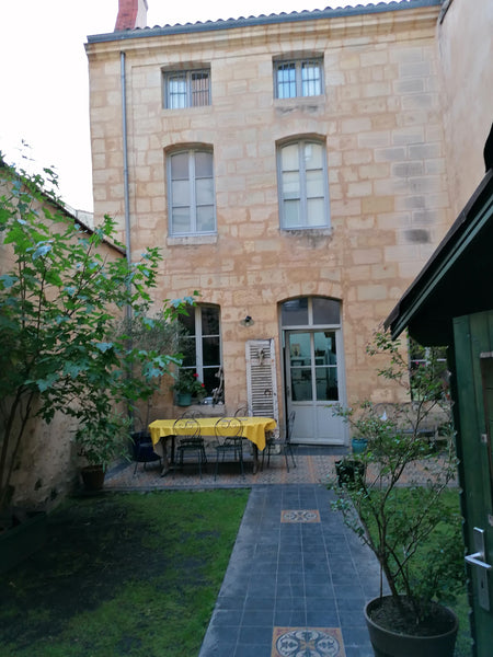 Notre logement est près de la gare saint jean et des arrêts de tram st michel/ p Bordeaux, France Maison au calme avec jardin, plein centre, parking Entire home vacation rental 3559258