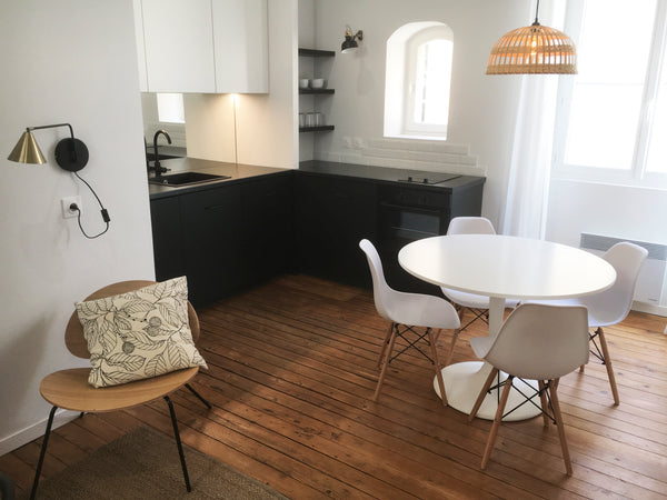 Appartement 30m² (T2) dans immeuble classé en plein centre historique au 3ème ét Talence, France Appartement en centre-ville Entire rental unit vacation rental 26403674