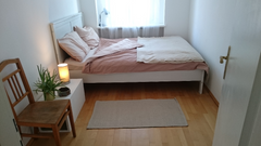 Schlafzimmer in kleinem Atelier-Appartement zu mieten. Ich nutze das Arbeitszimm  Helles Zimmer, ruhige Lage in belebtem Viertel Private room in rental unit vacation rental 38900970