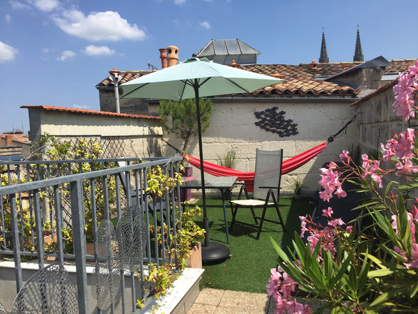 Ce logement sera une belle surprise, vous vivrez au cœur des Chartrons. Le Tram  Lamarque, France T2 - 3* Calme avec Terrasse, Tram C direct gare Entire rental unit vacation rental 16865949