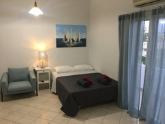Η διακόσμιση είναι minimal και μοντέρνα, ο φωτισμός είναι LED σε ουδέτερη απόχρω Heraklion, Greece Urban and good located studio near the beach Entire rental unit vacation rental 25217172