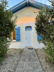 Ce logement affiche un style résolument unique.<br />Maison pleine de charme sit Floirac, France Maison bleue avec jardin aux portes de Bordeaux Entire home vacation rental 569316987071009255