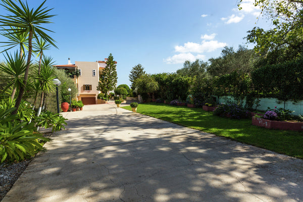 This 1-bedroom apartment in Prines is ideal for couples on a romantic getaway an Zürich, Switzerland New small (3) apartmentcomplex in village of Prinès near Rethymnon, NW coast Entire rental unit vacation rental 29649528