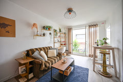 Charmant appartement traversant avec 2 balcons, très lumineux, dans le joli quar Bordeaux, France Charmant T2 avec 2 balcons + parking, Tram à 2 mn Entire rental unit vacation rental 42770729