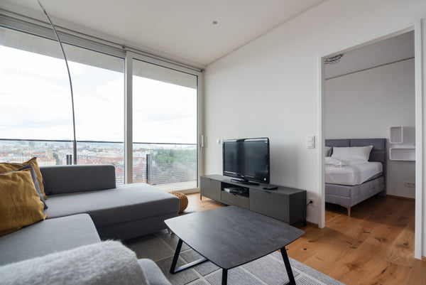 Wohnen im Triiiple Tower mit Blick über Wien. Die Wohnung ist sehr geschmackvoll  Hoch hinaus, neu und stilvoll mit Pool am Dach Entire condo vacation rental 625433023333888427