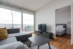 Wohnen im Triiiple Tower mit Blick über Wien. Die Wohnung ist sehr geschmackvoll  Hoch hinaus, neu und stilvoll mit Pool am Dach Entire condo vacation rental 625433023333888427