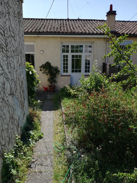 Maisonnette mitoyenne simple et fraîche meublée modestement de 